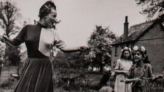 Carmen Miranda faz a dança do maypole com criançassorteesportiva com brWeston Turville