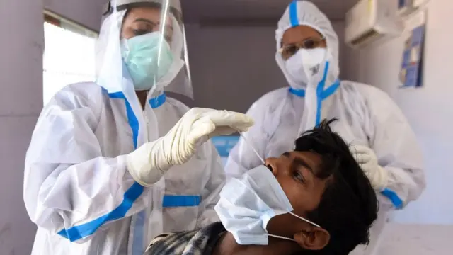 কোভিড রোগীর সংখ্যা বাড়ছে পাঞ্জাবেও। অমৃতসরে একজনের কোভিড পরীক্ষার নমুনা নেওয়া হচ্ছে