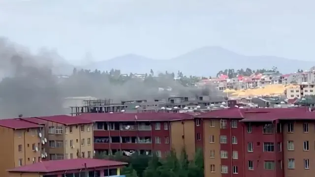 De la fumée s'élève au-dessus de l'horizon d'Addis-Abeba lors des manifestations qui ont suivi le tir fatal du musicien éthiopien Hachalu Hundessa, à Addis-Abeba, en Éthiopie, le 30 juin 2020, dans cette capture d'écran tirée d'une vidéo