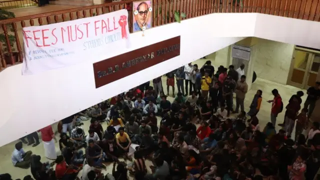 புதுச்சேரி பல்கலைக்கழக மாணவர்கள்