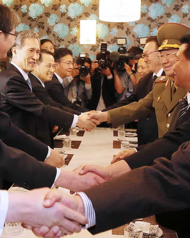 2014 인천 아시안게임 폐막식 참석차 방남한 북한측 대표단이 한국측 대표단과 식사 전 악수를 나누고 있다