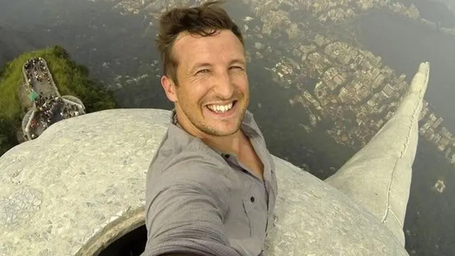 Lee Thompson tira selfie no topo do Cristo Redentor, no Rioesportebet sga betJaneiro