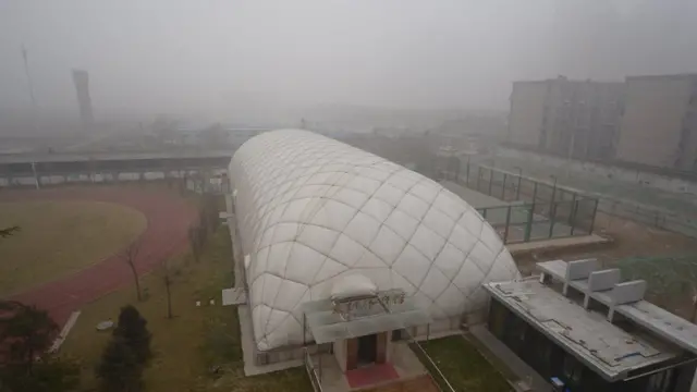 2017年1月4日,雾霾下的石家庄,一小学启用气膜体育馆