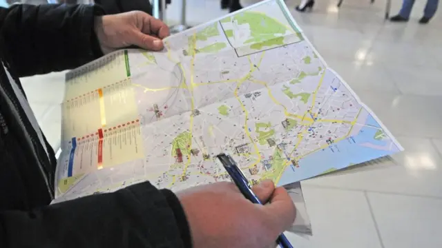 Чоловік із картою в руках