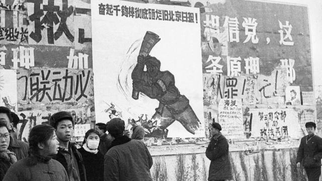 在这场针对方方和她支持者的攻击中，一些人在其中看到了上世纪六十年代“文化大革命”重现迹象。图为文革期间北京一面墙上贴满了大字报。