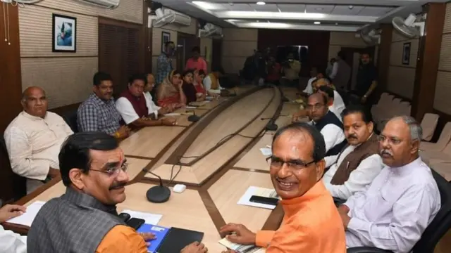 मध्य प्रदेश: सौ दिन बाद भी मंत्रीमंडल का विस्तार अटका, चौहान और सिंधिया के बीच क्या चल रहा है?