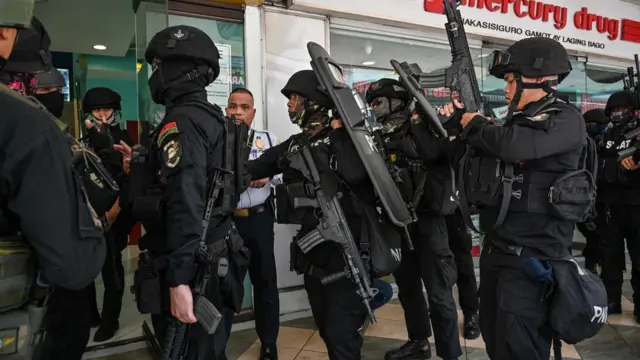 الشرطة تحيط بالمركز الذي يحتجز فيه الرهائن