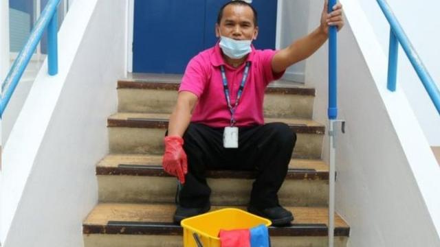 43岁的加里在伦敦附近的医院打扫清洁卫生