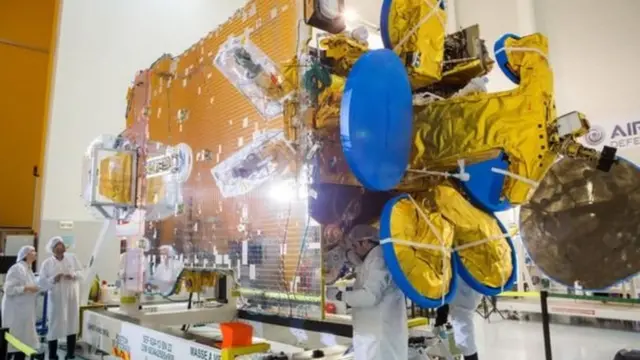 एसईएस 10 का निर्माण एयरबस डिफ़ेंस एंड स्पेश ने ब्रिटेन और फ़्रांस में किया है.