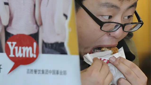 2013年1月，中国上海，一位正在吃肯德基食品的市民。