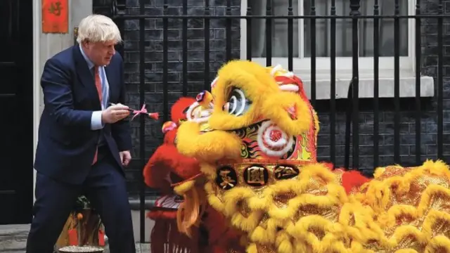 英國首相鮑里斯·約翰遜在首相府外參加慶祝農曆新春佳節活動。