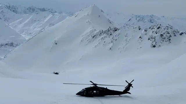 Вертолет спасателей на леднике Кник