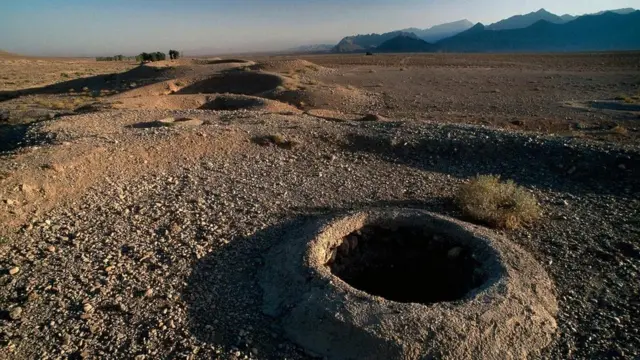 حفر القدامى تلك الحفر التي بدت كأعشاش النمل وصولا إلى المياه الجوفية