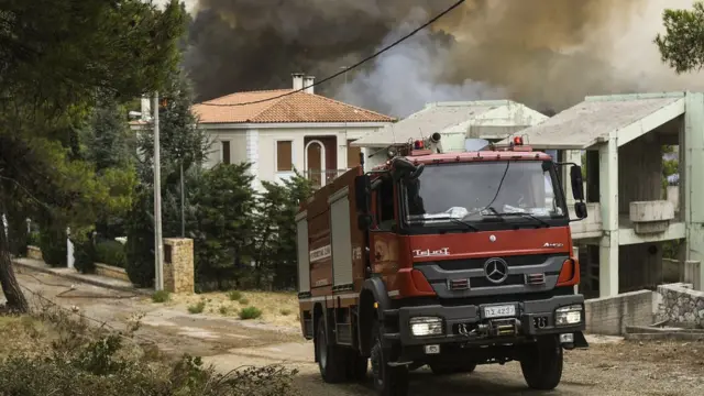 Пожарные в северных пригородах Афин