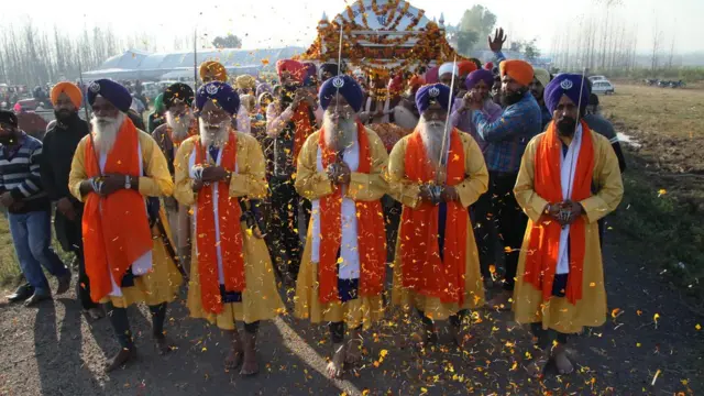 பஞ்சாபில் சீக்கிய மத சடங்கு ஒன்றின் போது 'நக கீர்த்தன்' என்ற சமய நிகழ்ச்சியில் எடுக்கப்பட்ட புகைப்படம்