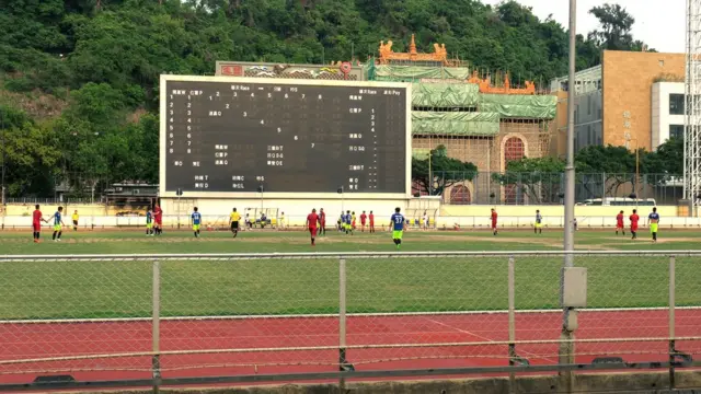 被賽狗場圍繞的蓮峰體育中心在舉行足球比賽（BBC中文圖片17/6/2018）