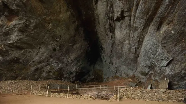 පාහියන්ගල ලෙන