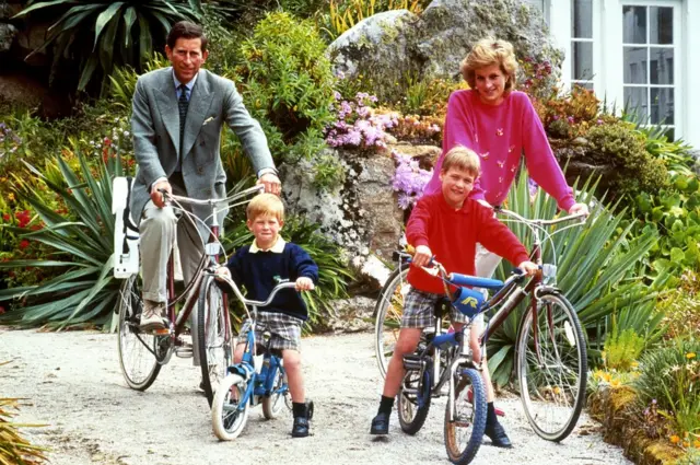 A família real durante viagem às ilhas Scilly, na Inglaterra: William, Harry, Diane e Charles sorriem sobre bicicletas