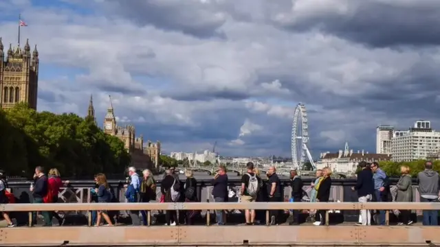 طابور لإلقاء النظرة الأخيرة على نعش الملكة الراحلة