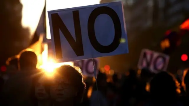 Varios carteles con la palabra NO frente al parlamento español.