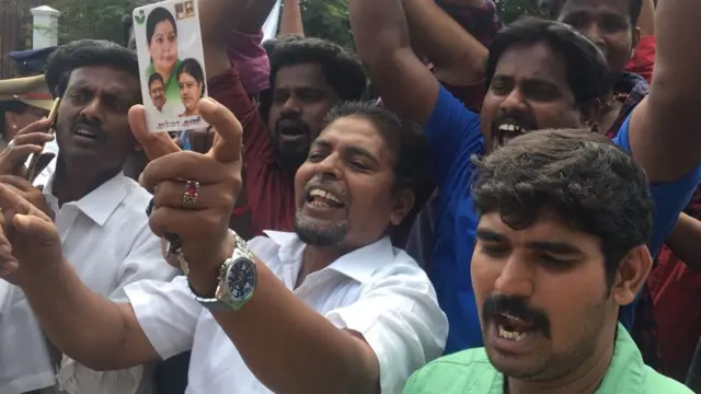 தினகரன் ஆதரவாளர்கள் கொண்டாட்டம்(புகைப்படடத் தொகுப்பு)