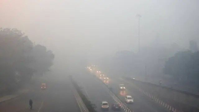 সোমবার সকালে ধোঁয়াশার কারণে রাস্তায় গাড়ি আস্তে চলছিল