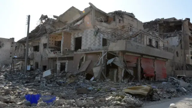 Rakka'da vurulan bir bina