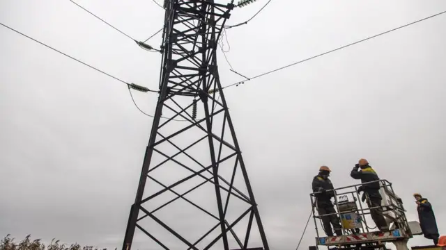 Електрики ремонтують лінії електропередач