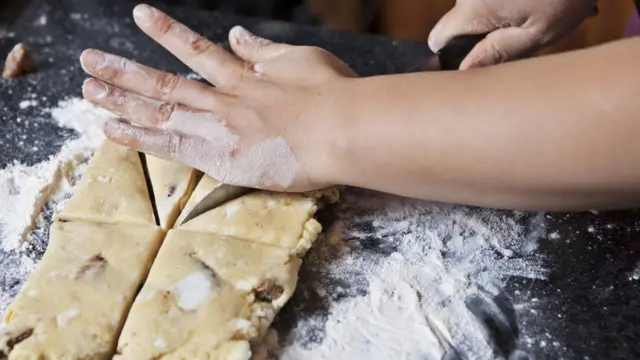 Раскатывание теста руками