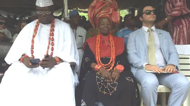 Gani Adams ati Nikẹ Okundaye pẹlu oyinbo kan