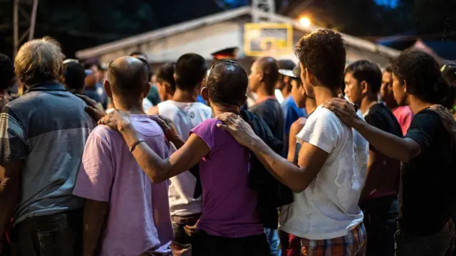 Un grupo de supuestos traficantes de droga se entregaron a las autoridades para someterse a análisis de intoxicación en Manila.