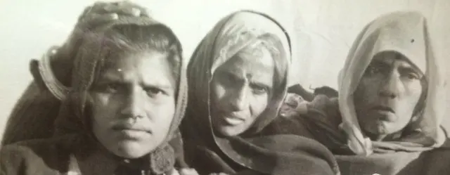 1992ல் ஆதிக்கசாதியினரால் பன்வாரி தேவி (மத்தியில்) பாலியல் வல்லுறவு செய்யப்பட்டார்