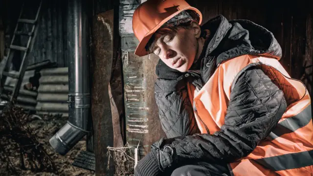 Hombre durmiendo en el trabajo.