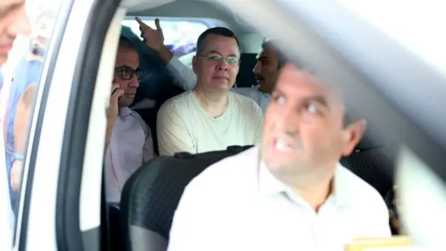 El pastor en un auto.