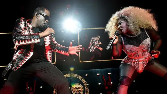 Diddy and Lil Kim dey perform on top stage.