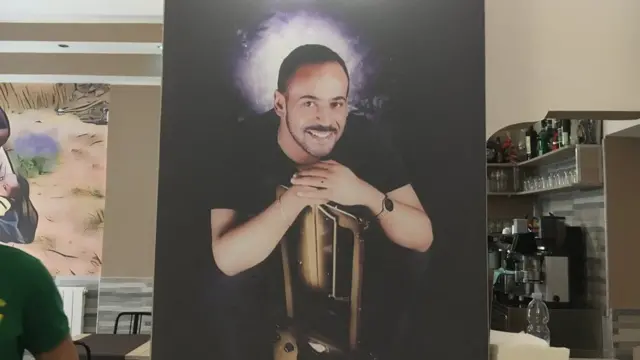 ኣብ ቤት-ብልዒ ዙላ ዘሎ ስእሊ ኣብራሃም ኣፈወርቂ