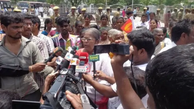 கீதா ராமகிருஷ்ணன் (வலது) (கோப்புப் படம்)