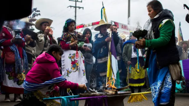 Purépechas haciendo un ritual