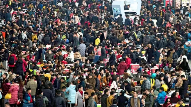 مجموعات من الصينيين في الشارع في حدث ما