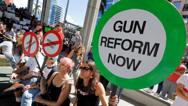 متظاهرون أمريكيون يطالبون بإصلاح قواعد حيازة الأسلحة