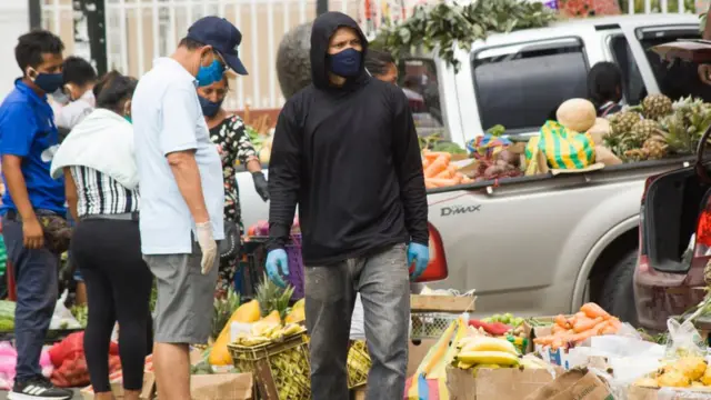 Mercado callejero en Guayaquil, Ecuador