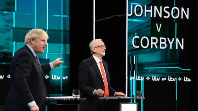Boris Johnson y Jeremy Corbyn durante un debate televisivo.