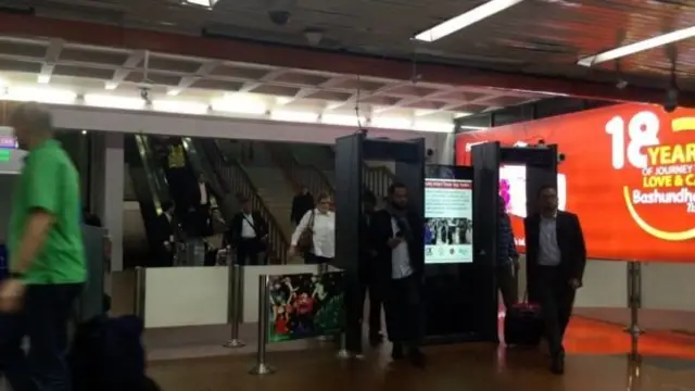 থার্মাল স্ক্যানার দিয়ে যাত্রীদের স্ক্রিনিং হচ্ছে বলে জানায় আইইডিসিআর।