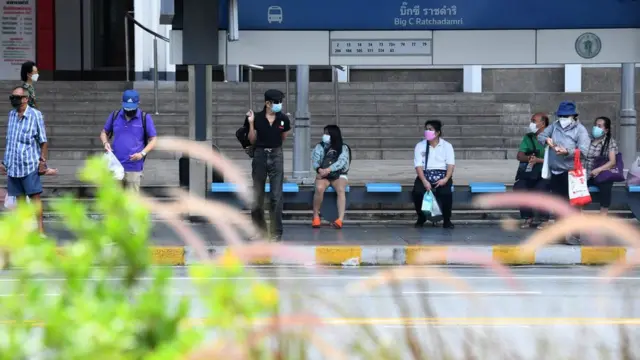 คนคอยรถเมล์