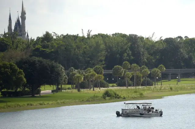 Equipes buscam corpo7games aplicativo para gamescriança na Lagoa dos Sete Mares, no resort Grand Floridian, perto do parque Magic Kingdom