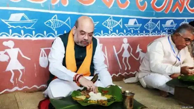 આદિવાસીના ઘરે ભોજન લેતાં અમિત શાહ