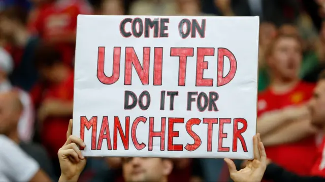 Letrero que dice "Vamos United, hazlo por Manchester".