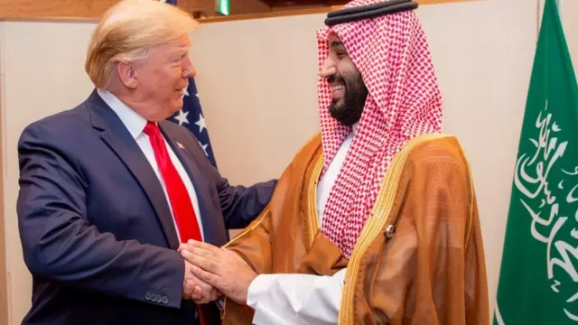 O príncipe herdeiro da Arábia Saudita, Mohammed bin Salman, cumprimenta o presidente dos EUA, Donald Trump, na cúpula dos líderes do G20casino zeus onlineOsaka, Japão