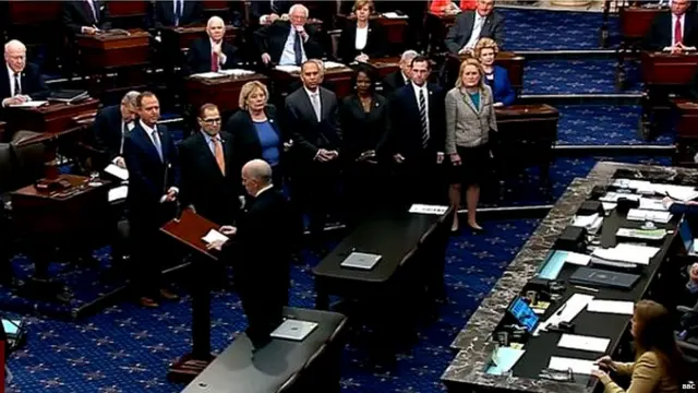 अमरीकी सांसदों को शपथ दिलाते चीफ़ जस्टिस जॉन रॉबर्ट्स