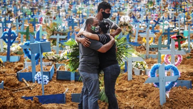 Parentes de vitimas em cemitério em Manaus